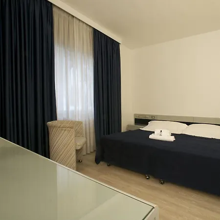 Club Hotel 3*